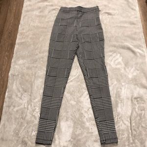 -SOLD!!- Skinny pants black and white lined-pattern